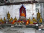 small Buddhas in room behind Wat ruin.JPG (128 KB)